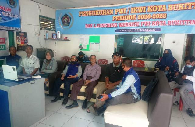 Pengurus dan anggota PWI Bukittinggi ikuti peringatan HPN secara virtual.